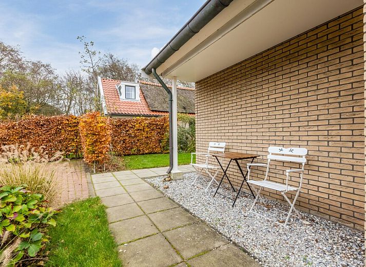 Geraeumiges Schlafzimmer im Bungalow T6B Comfort in De Koog, Texel, mit Holzboden und moderner Einrichtung fuer einen entspannten Urlaub auf den Watteninseln.