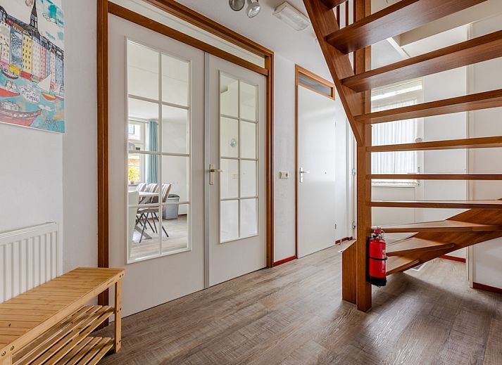 Vorderansicht von T6B Comfort, einem charmanten Bungalow in De Koog, Texel, umgeben von der Natur auf den Watteninseln.