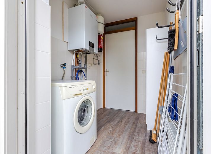 Vorderansicht von T6B Comfort, einem charmanten Bungalow in De Koog, Texel, umgeben von der Natur auf den Watteninseln.