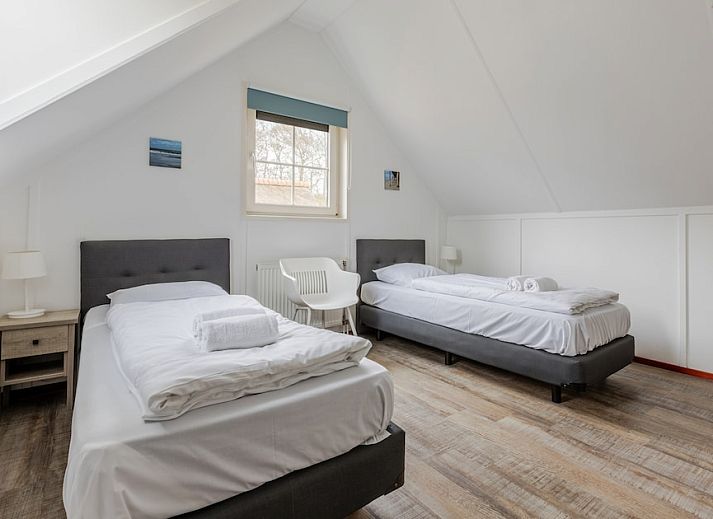 Vorderansicht von T6B Comfort, einem charmanten Bungalow in De Koog, Texel, umgeben von der Natur auf den Watteninseln.