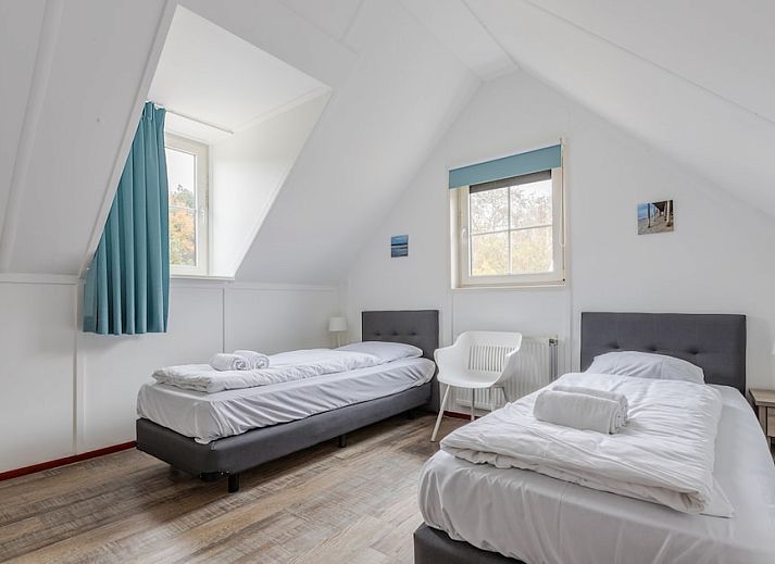 Vorderansicht von T6B Comfort, einem charmanten Bungalow in De Koog, Texel, umgeben von der Natur auf den Watteninseln.