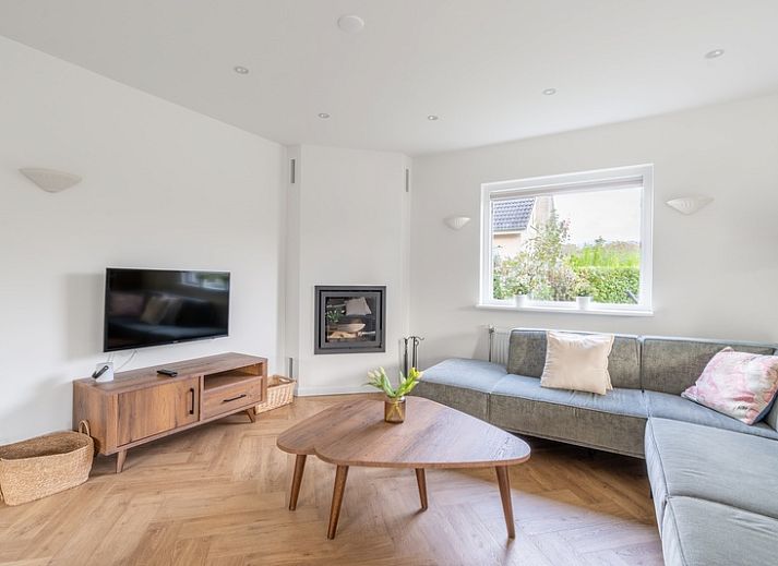 Stappeland 197 vacation home in De Koog, Texel with spacious outdoor space and green surroundings.