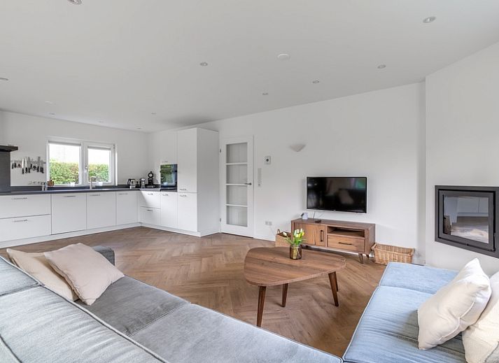 Stappeland 197 vacation home in De Koog, Texel with spacious outdoor space and green surroundings.