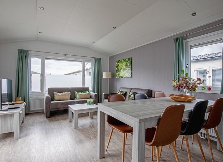Chalet Bregkoog 12 in De Koog, Texel offers a modern exterior with ample parking in the Wadden Islands.