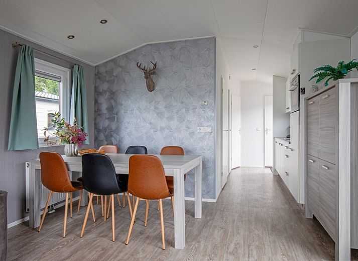 Chalet Bregkoog 12 in De Koog, Texel offers a modern exterior with ample parking in the Wadden Islands.