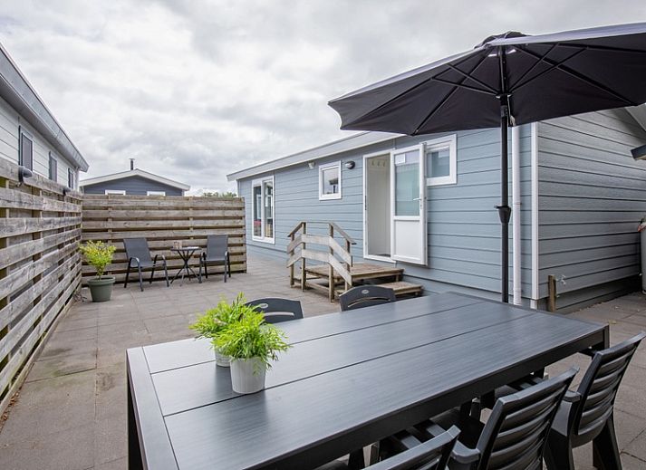 Cozy living room of Chalet Bregkoog 12 in De Koog, Texel with comfortable sofas and cozy furnishings.