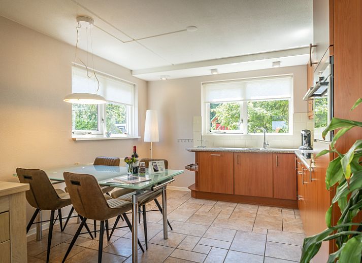 Villa fuer 4 Personen in De Koog, Texel mit sonniger Terrasse und Garten, ideal fuer Entspannung auf den Watteninseln.