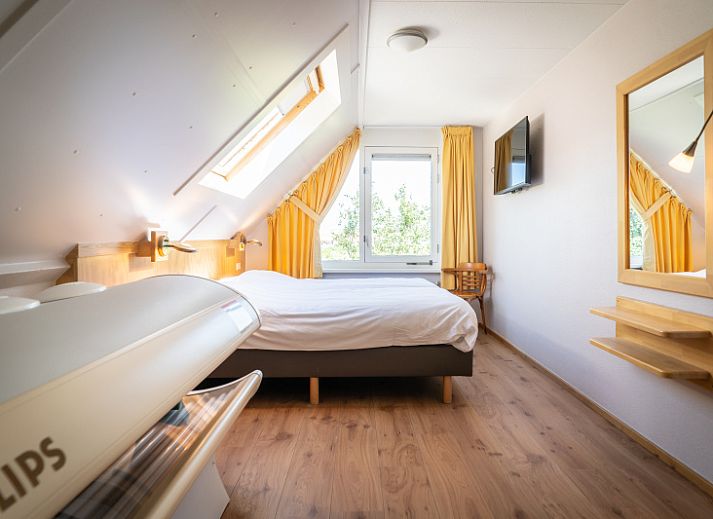 Modernes Wohnzimmer der Villa fuer 4 Personen in De Koog, Texel mit bequemen Sitzgelegenheiten, perfekt fuer ein Ferienhaus auf den Watteninseln.