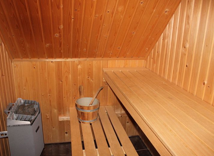 Modernes Wohnzimmer der Villa fuer 4 Personen in De Koog, Texel mit bequemen Sitzgelegenheiten, perfekt fuer ein Ferienhaus auf den Watteninseln.