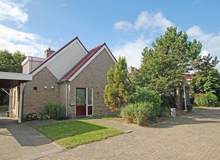 Modernes Wohnzimmer der Villa fuer 4 Personen in De Koog, Texel mit bequemen Sitzgelegenheiten, perfekt fuer ein Ferienhaus auf den Watteninseln.