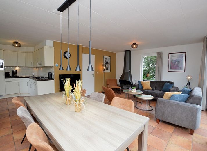 Gemuetliches Wohnzimmer im Ferienhaus Stappeland 169, De Koog Texel mit bequemen Sofas.