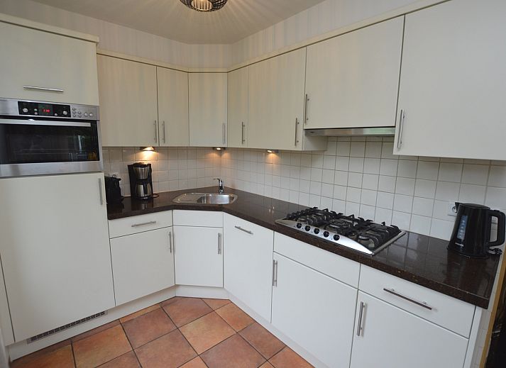 Gemuetliches Wohnzimmer im Ferienhaus Stappeland 169, De Koog Texel mit bequemen Sofas.