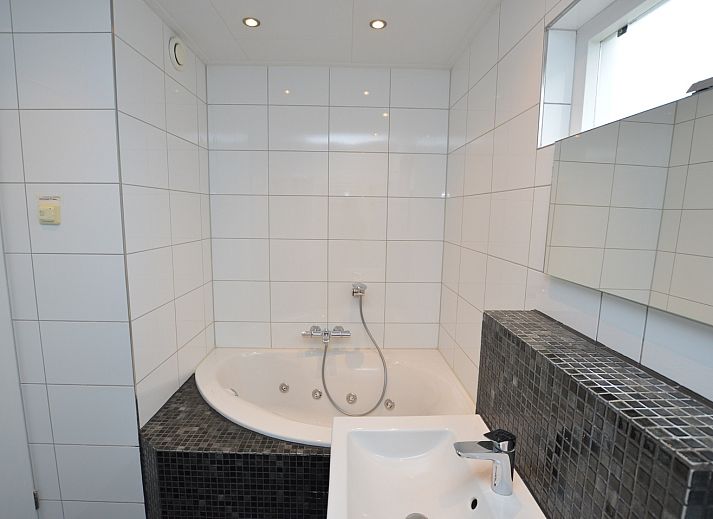 Gemuetliches Wohnzimmer im Ferienhaus Stappeland 169, De Koog Texel mit bequemen Sofas.