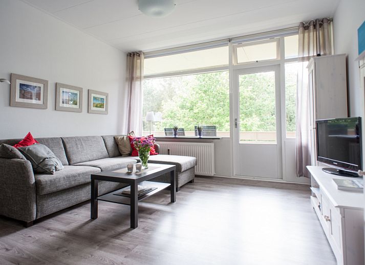 't Kerckeland - Apartment Kerckeland 92 in De Koog, Texel: Cozy living room with a view of green surroundings.