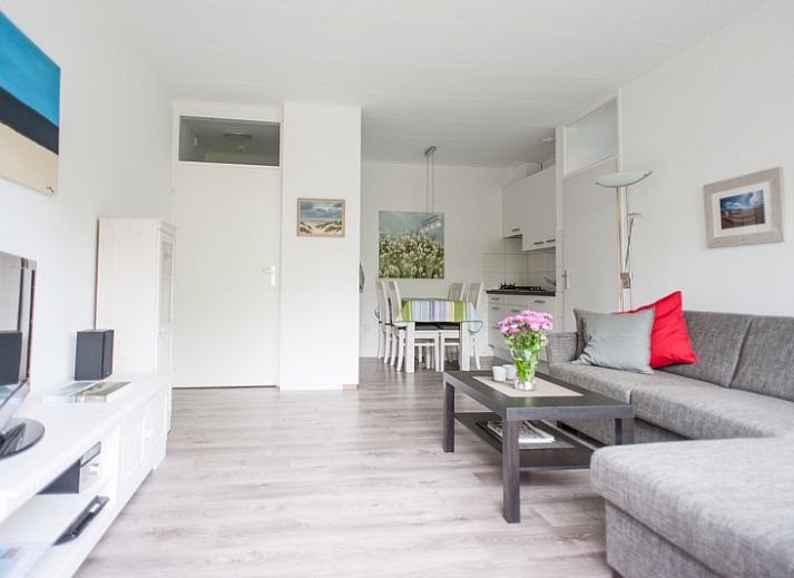 't Kerckeland - Apartment Kerckeland 92 in De Koog, Texel: Cozy living room with a view of green surroundings.