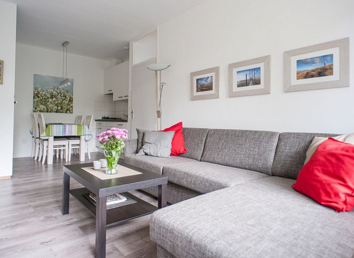 't Kerckeland - Apartment Kerckeland 92 in De Koog, Texel: Cozy living room with a view of green surroundings.