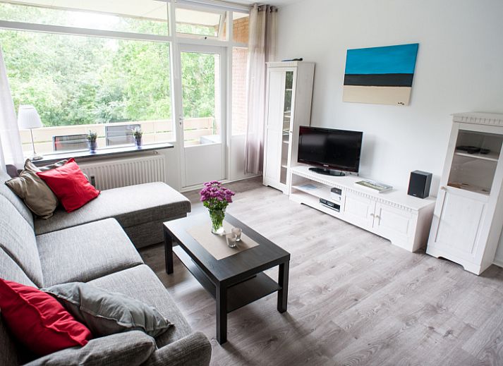 't Kerckeland - Apartment Kerckeland 92 in De Koog, Texel: Cozy living room with a view of green surroundings.