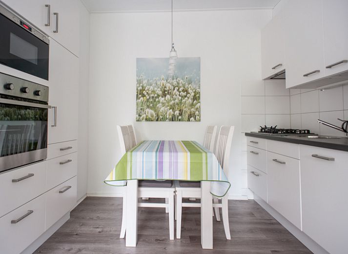 't Kerckeland - Apartment Kerckeland 92 in De Koog, Texel: Cozy living room with a view of green surroundings.