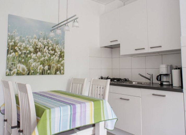 't Kerckeland - Apartment Kerckeland 92, De Koog, Texel: Modern living room with open kitchen and dining area.