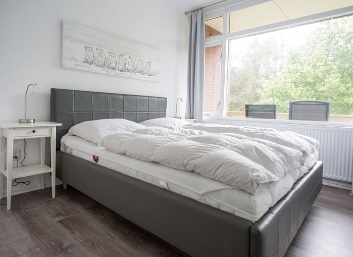 't Kerckeland - Apartment Kerckeland 92, De Koog, Texel: Modern living room with open kitchen and dining area.