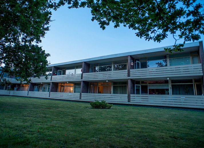 't Kerckeland - Apartment Kerckeland 92, De Koog, Texel: Modern living room with open kitchen and dining area.