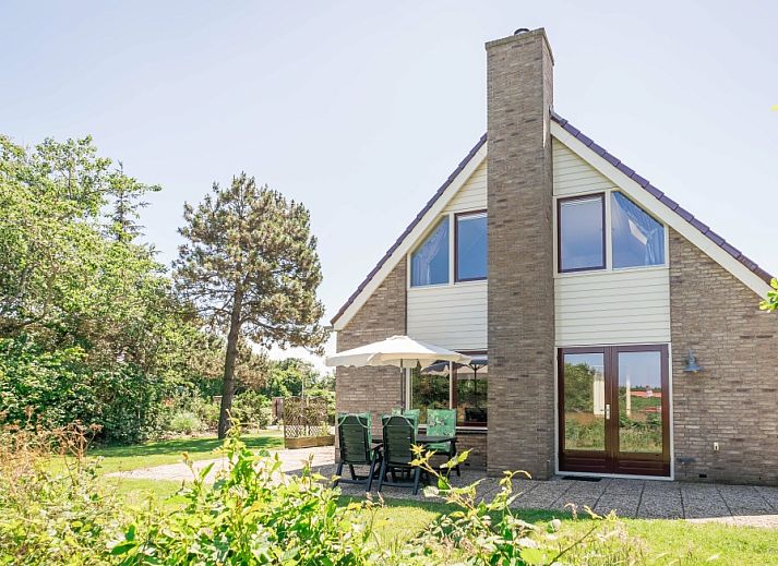 Villa 304 in De Koog, Texel with sunny terrace and green garden, perfect vacation home on the Wadden Islands.