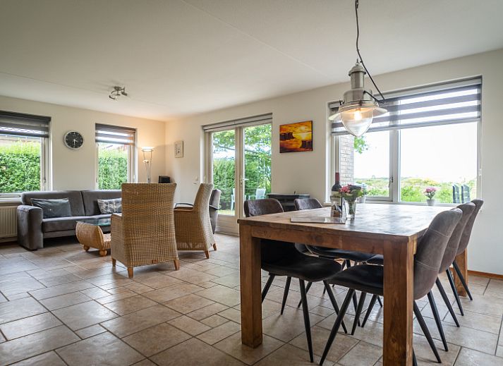 Villa 304 in De Koog, Texel with sunny terrace and green garden, perfect vacation home on the Wadden Islands.