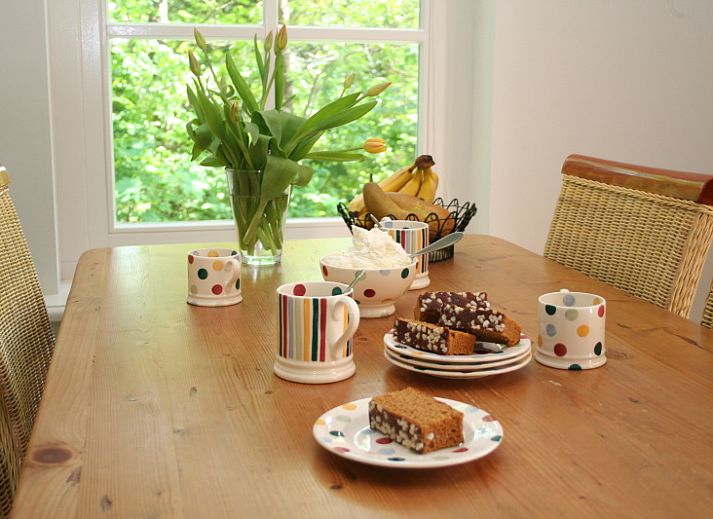 Pauwenhof Texel vacation home in De Koog with charming facade and green surroundings.