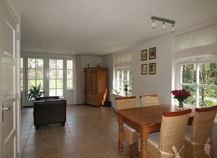 Pauwenhof Texel vacation home in De Koog with charming facade and green surroundings.