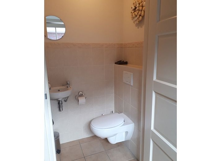 Cozy living room of Pauwenhof Texel in De Koog with comfortable seating.