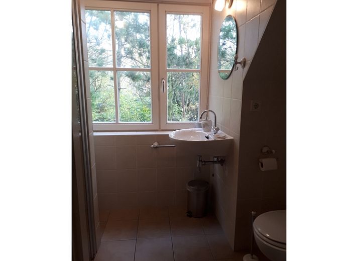 Cozy living room of Pauwenhof Texel in De Koog with comfortable seating.