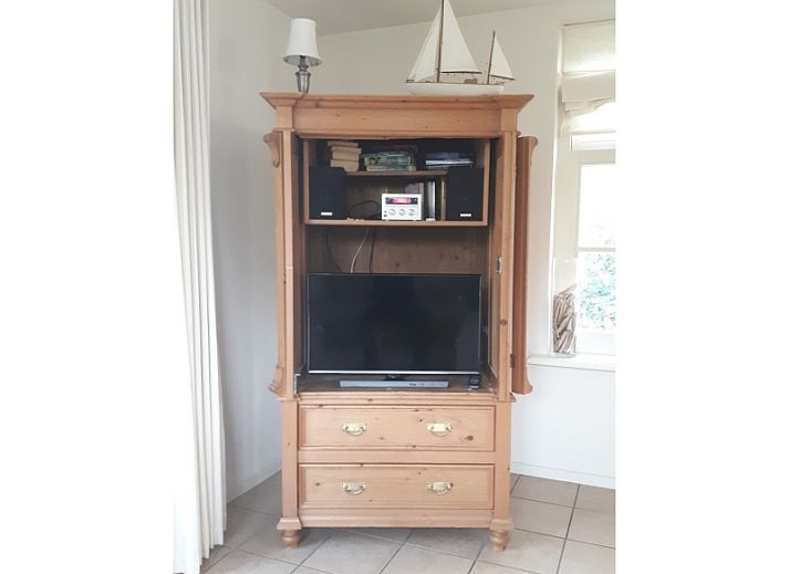 Spacious dining room in Pauwenhof Texel vacation home in De Koog with lots of natural light.