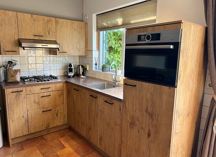 Landgoed Springtij - Koetshuis 3, vacation home in De Koog, Texel with charming facade and green surroundings.