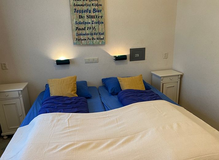 Landgoed Springtij - Koetshuis 3, vacation home in De Koog, Texel with charming facade and green surroundings.