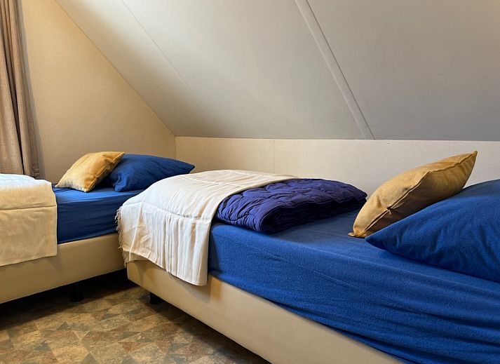 Cozy living room in Landgoed Springtij - Koetshuis 3, vacation home De Koog, Texel with comfortable seating.