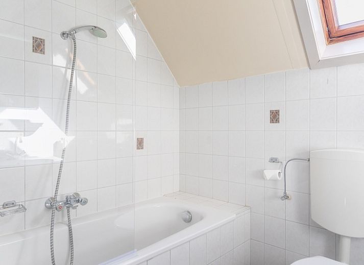 Cozy living room in Landgoed Springtij - Koetshuis 3, vacation home De Koog, Texel with comfortable seating.