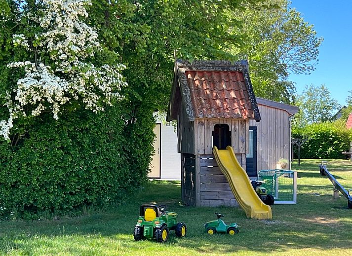 Modern kitchen in Landgoed Springtij - Koetshuis 3, vacation home De Koog, Texel with wooden cabinets and appliances.