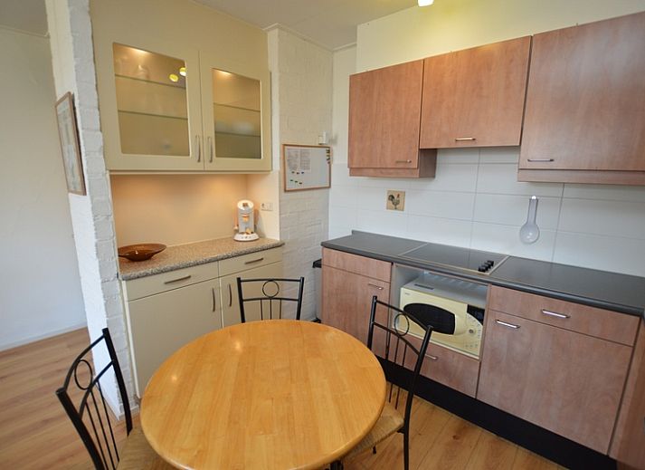 Bright living room of Apartment Kerckeland 50, De Koog, Texel with large windows and an inviting sofa.