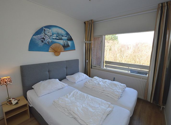 Bright living room of Apartment Kerckeland 50, De Koog, Texel with large windows and an inviting sofa.
