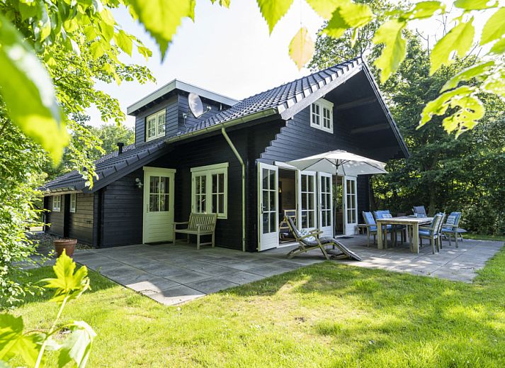 Vacation park Het Oude Dijkje - Het Boshuis in De Koog, Texel with sunny terrace and green surroundings.