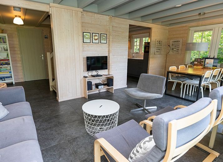 Vacation park Het Oude Dijkje - Het Boshuis in De Koog, Texel with sunny terrace and green surroundings.