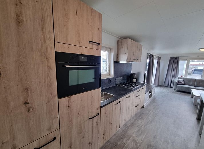 Exterior of Chaletpark Bregkoog - Chalet 240 De Texelse Berg in De Koog, Texel, with spacious driveway and modern look.