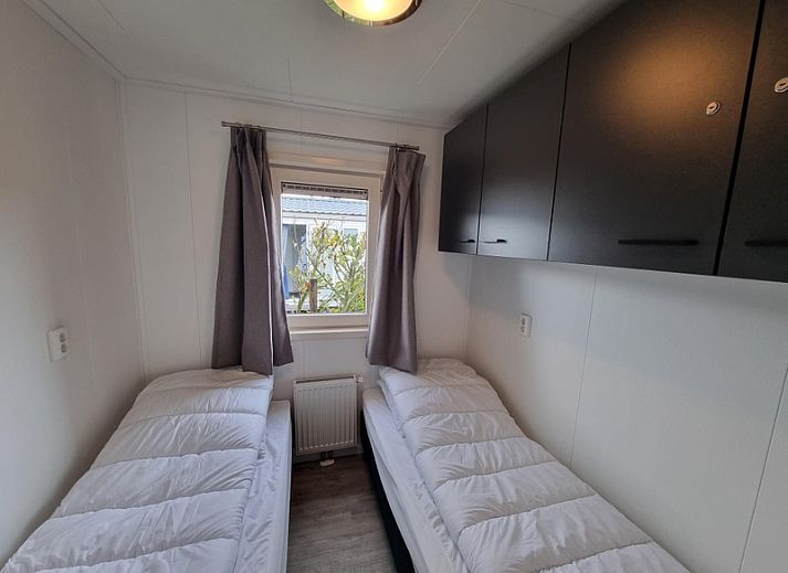 Exterior of Chaletpark Bregkoog - Chalet 240 De Texelse Berg in De Koog, Texel, with spacious driveway and modern look.