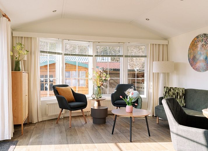 Chalet Bregkoog 24 in De Koog, Texel, with sunny terrace and green surroundings at Chaletpark Bregkoog.