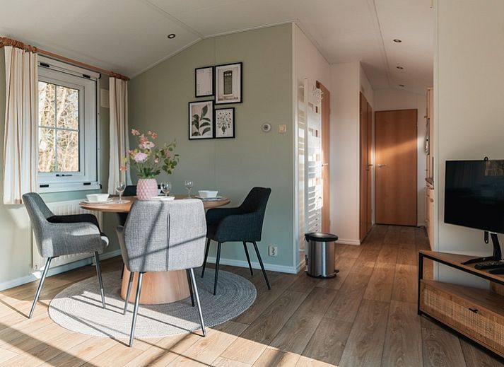 Chalet Bregkoog 24 in De Koog, Texel, with sunny terrace and green surroundings at Chaletpark Bregkoog.