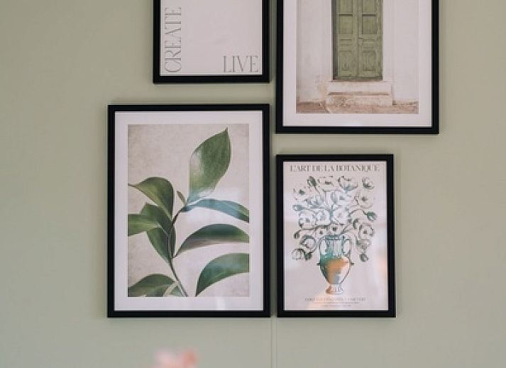 Bright living room in Chalet Bregkoog 24, De Koog, Texel, with comfortable chairs and large windows.