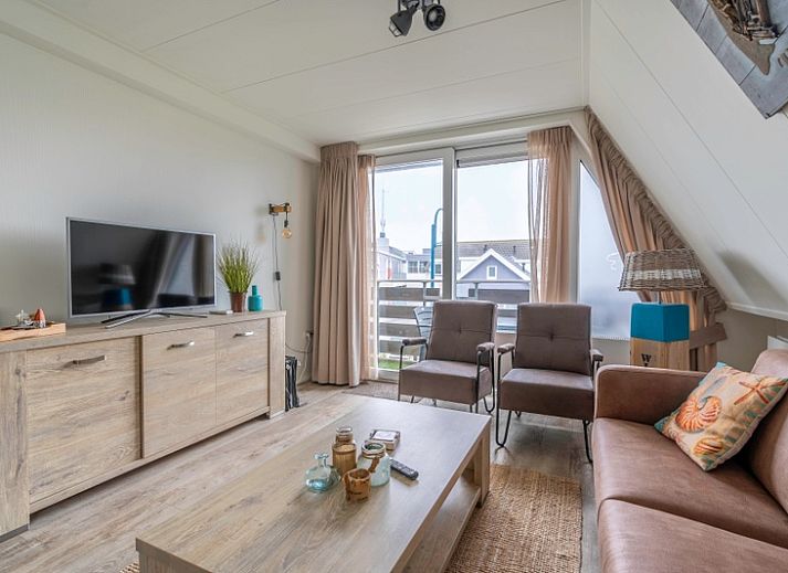 Gemuetliches Wohnzimmer von Apartment Anna 224 in De Koog, Texel mit Blick auf den Balkon.