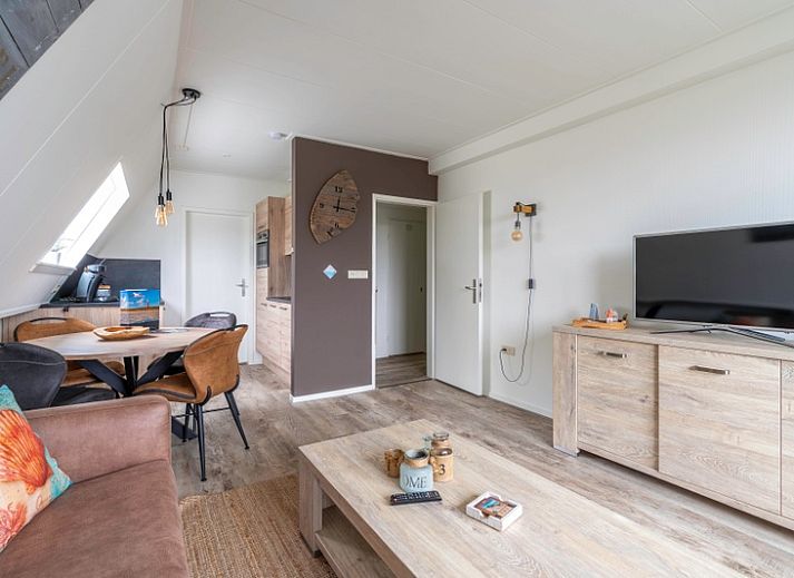 Gemuetliches Wohnzimmer von Apartment Anna 224 in De Koog, Texel mit Blick auf den Balkon.