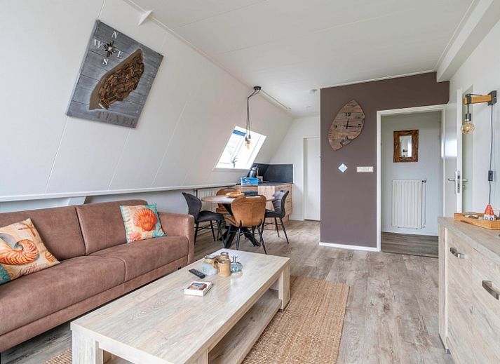 Gemuetliches Wohnzimmer von Apartment Anna 224 in De Koog, Texel mit Blick auf den Balkon.