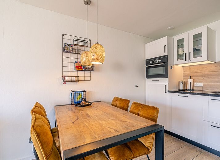 Stilvolle Einrichtung des Appartements Anna 220, De Koog, Texel mit bequemen Sitzgelegenheiten.